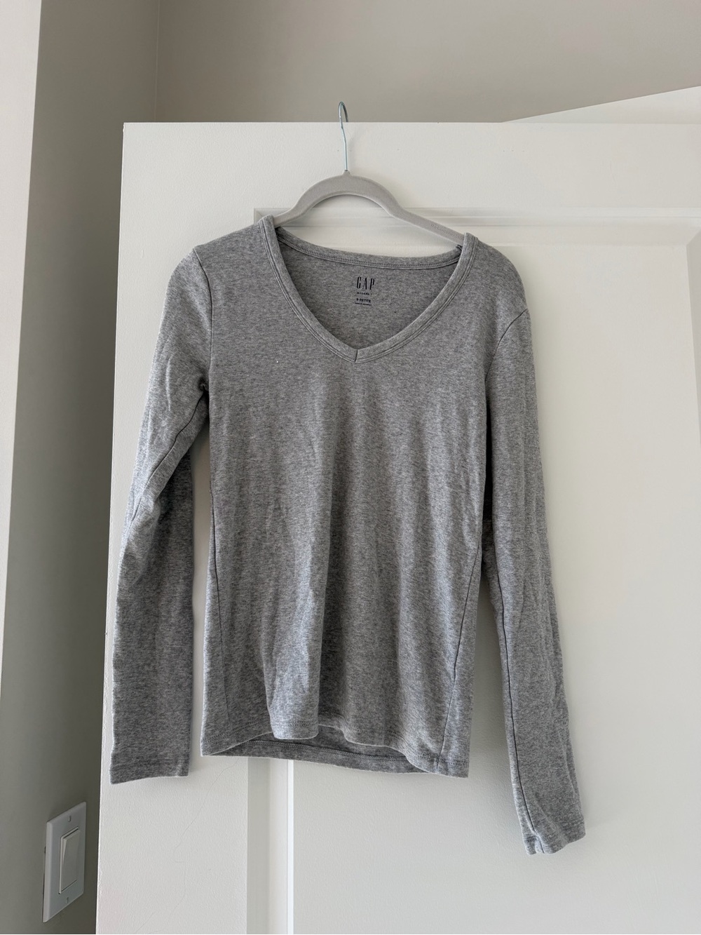 GAP Women's Gray V-Neck Long Sleeve Tee